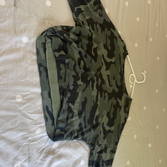 Lightly worn camo long sleeve top. Perfect conditions. Originally from express - Picture 4 of 7